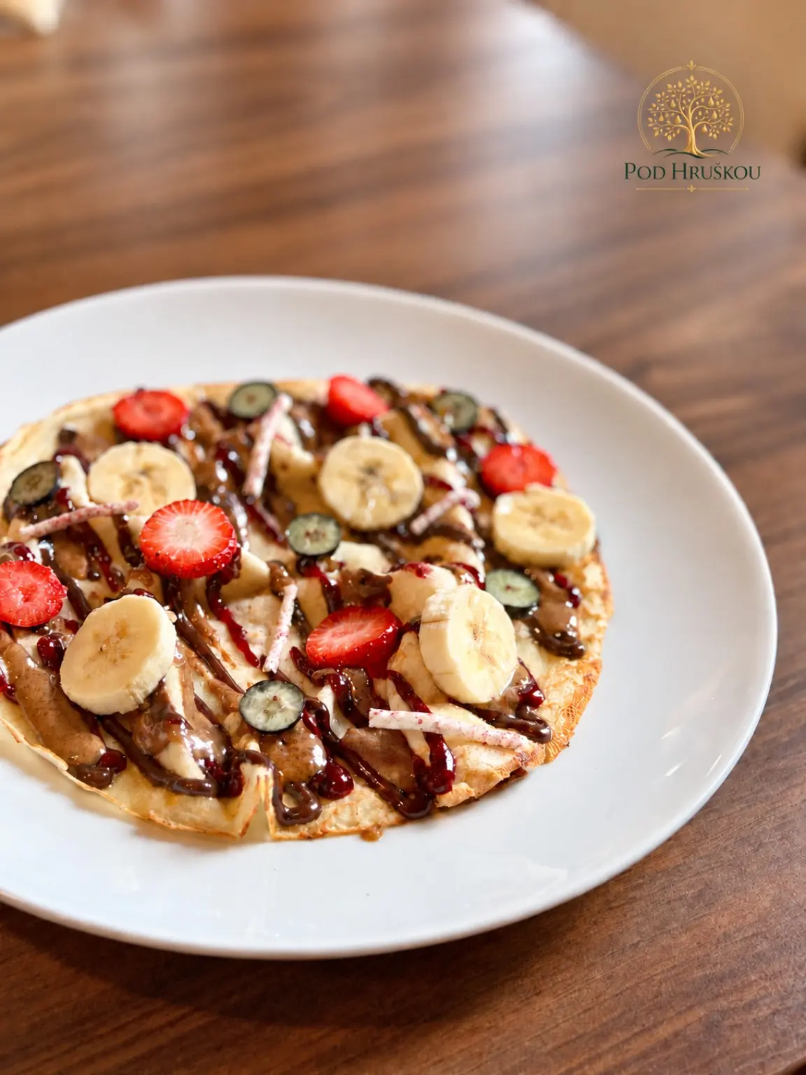Palačinka s banánem, Nutellou, marmeládou z lesního ovoce, lískooříškovým praliné, šlehačkou a meringue