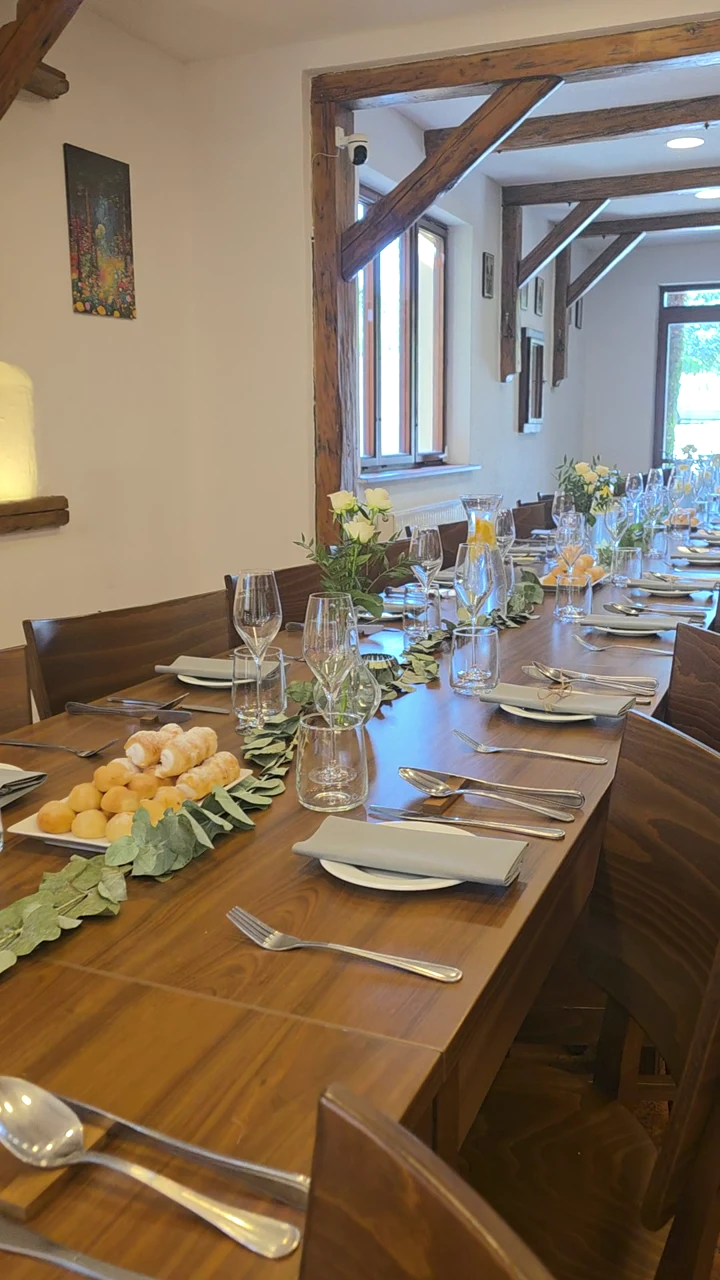 Důstojně připravená tabule pro smuteční hostinu v restauraci Pod Hruškou